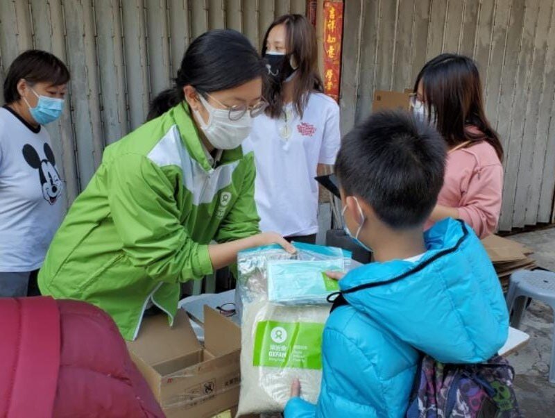 樂施會透過夥伴團體東涌社區發展陣線，向區內基層派發香米和口罩。